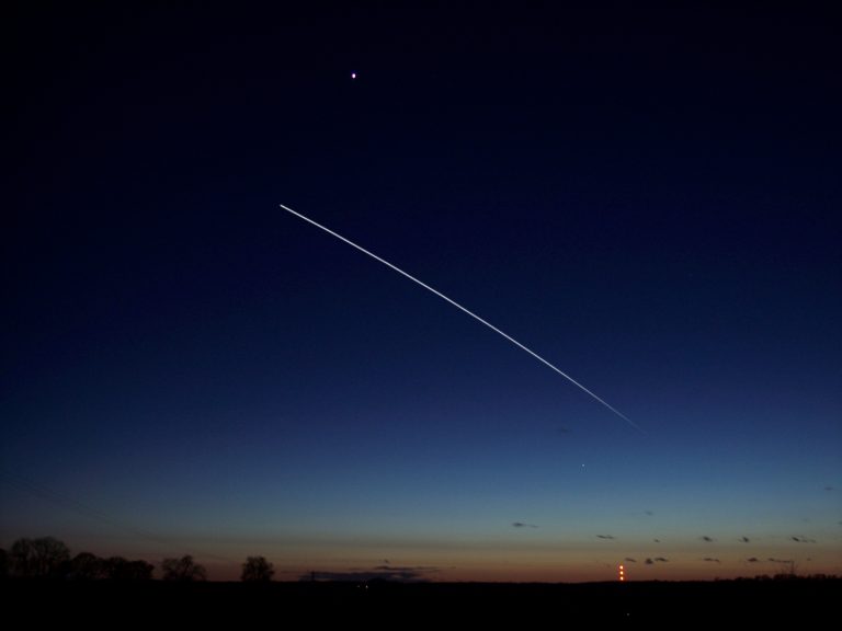 Traza fotográfica de un paso de la Estación Espacial Internacional (meteorwatch.org)